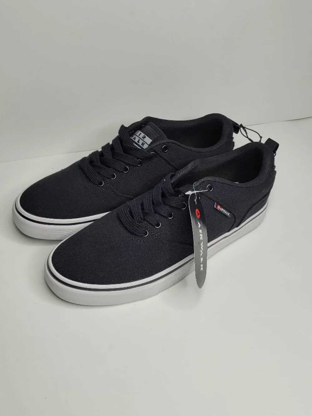 Airwalk men's black canvas lace up casual skate shoes size 10.5 NWT